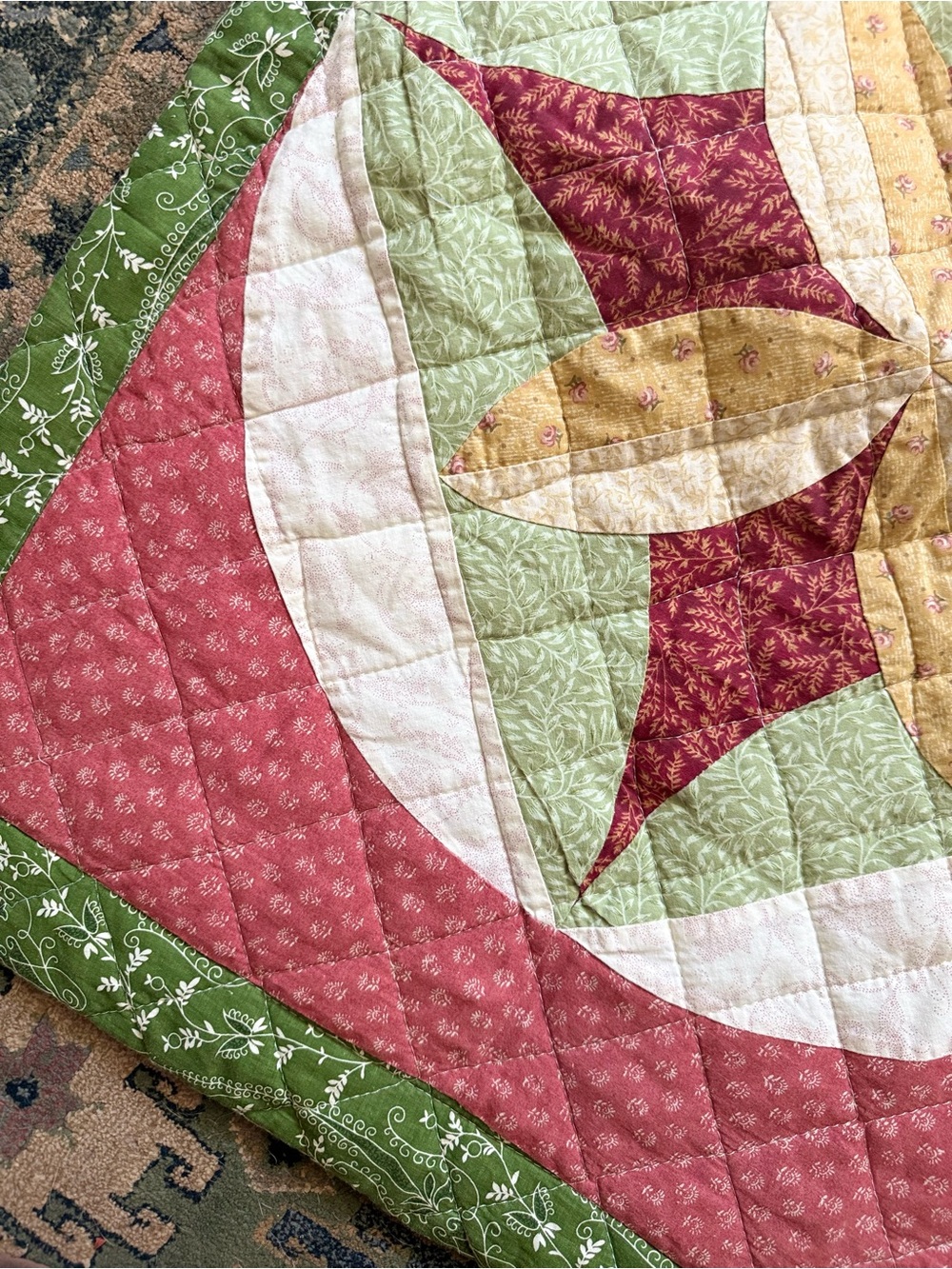 Vintage handcrafted “Bloomin' Blossoms" quilting pattern set of two shams - Picture 5 of 5